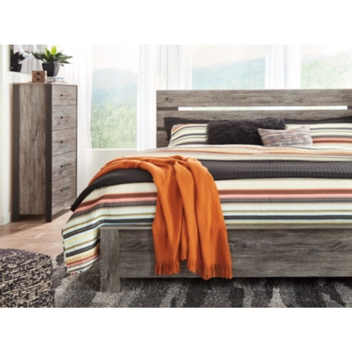 Cazenfeld Chest of Drawers - Image 8