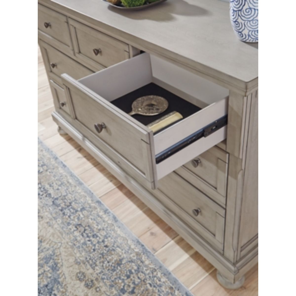 Lettner Dresser - Image 5