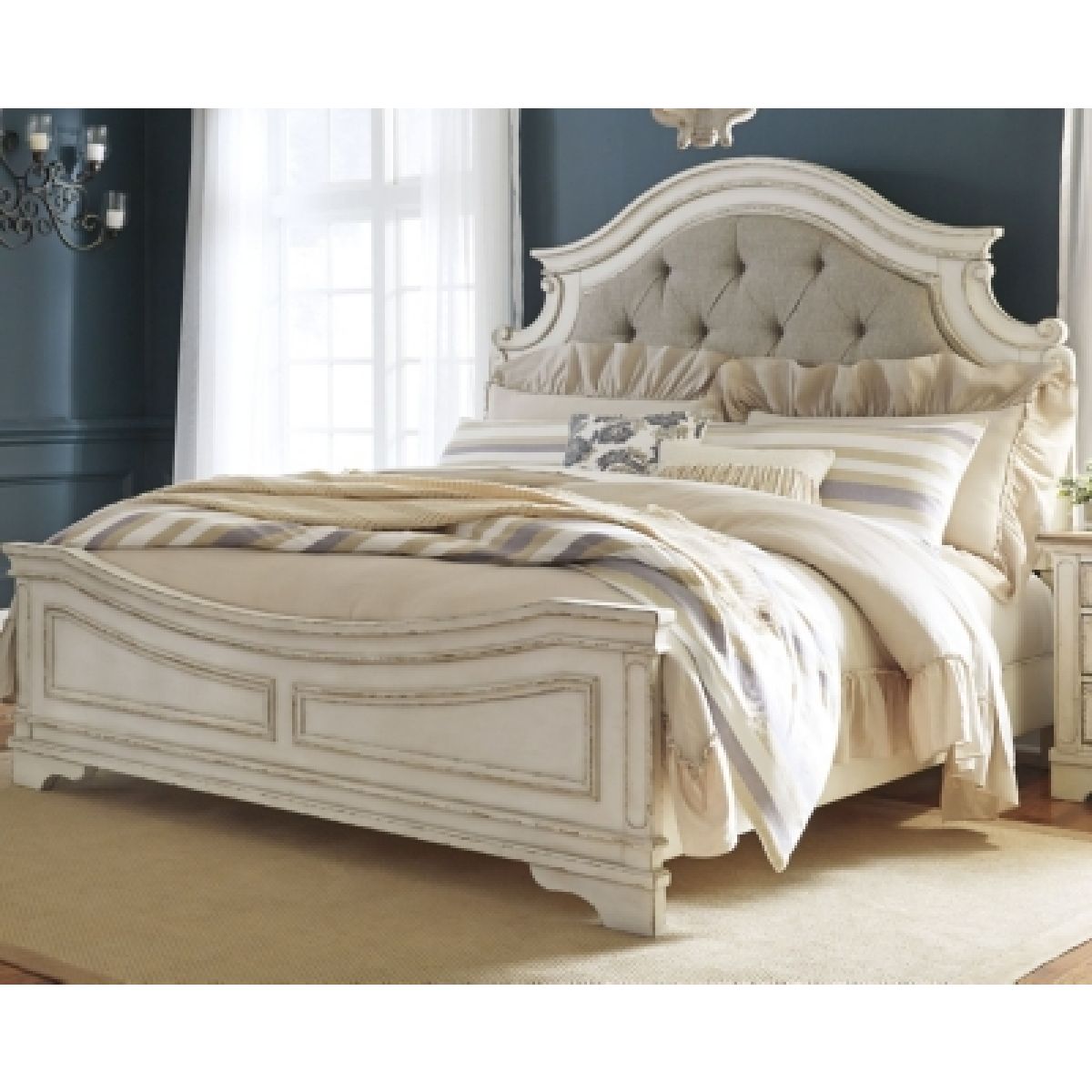 Realyn King Upholstered Panel Bed - Image 3