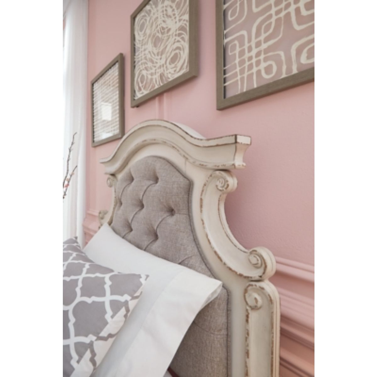 Realyn King Upholstered Panel Bed - Image 4