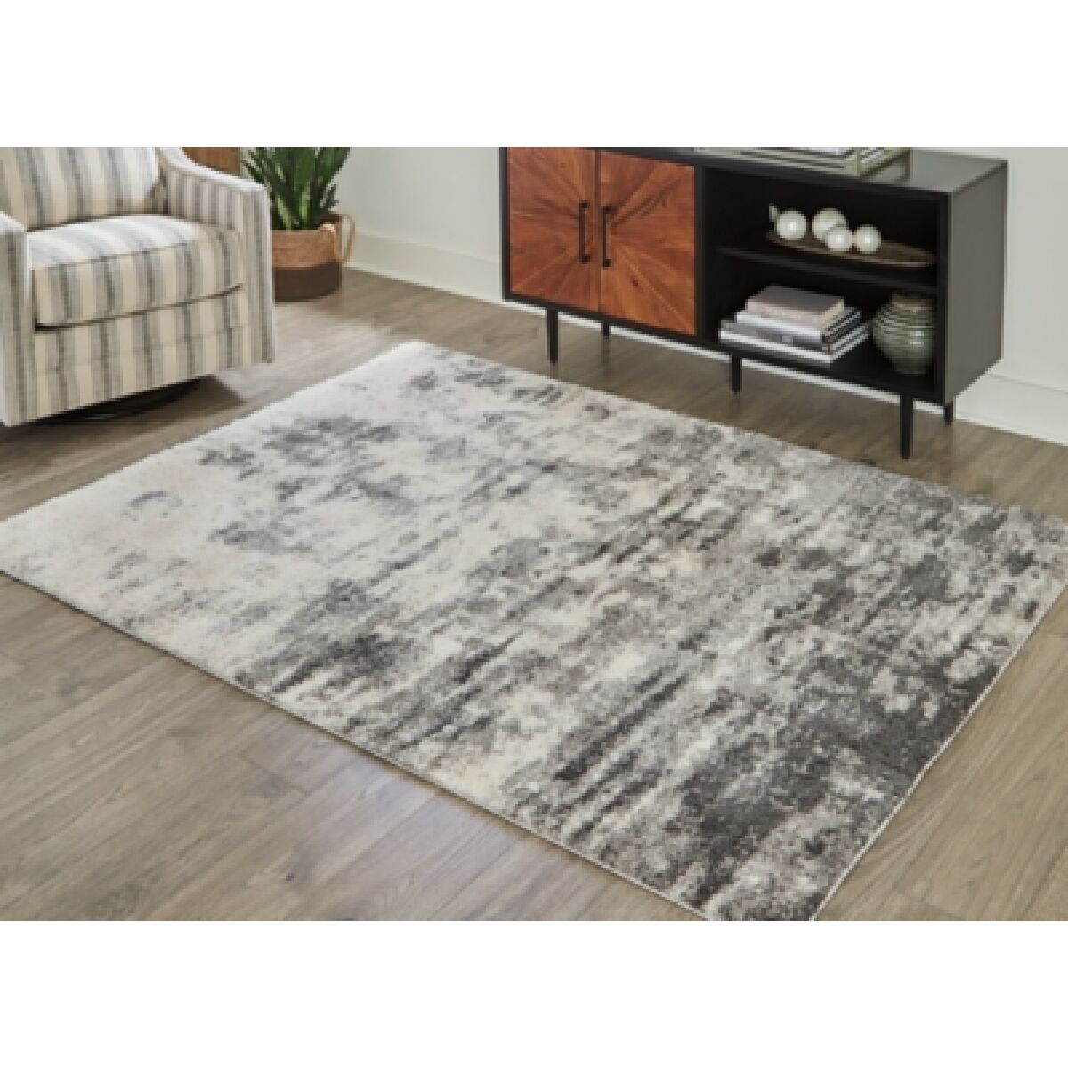 Gerdie 5'3" x 7'3" Rug - Image 3