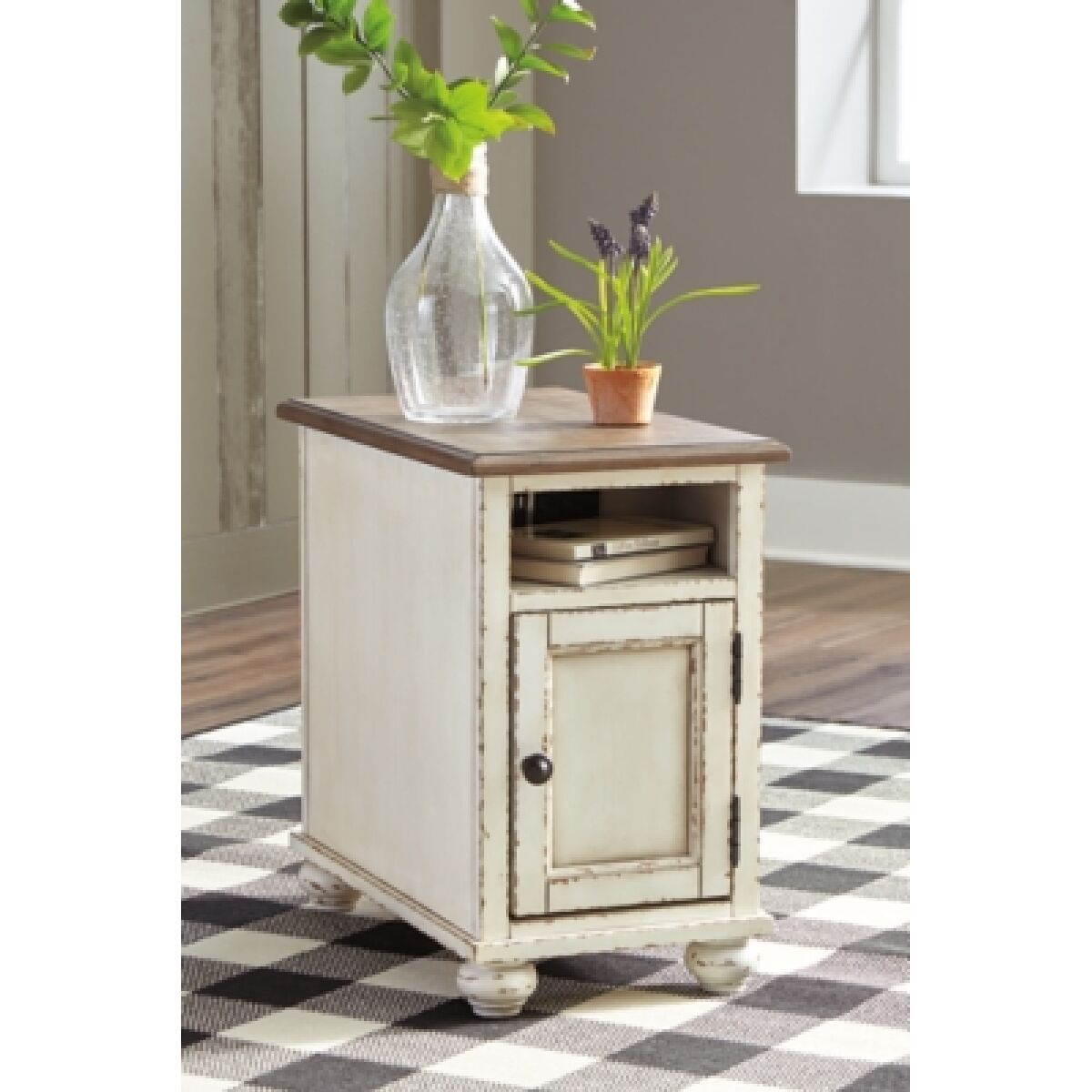 Realyn Chairside End Table - Image 4
