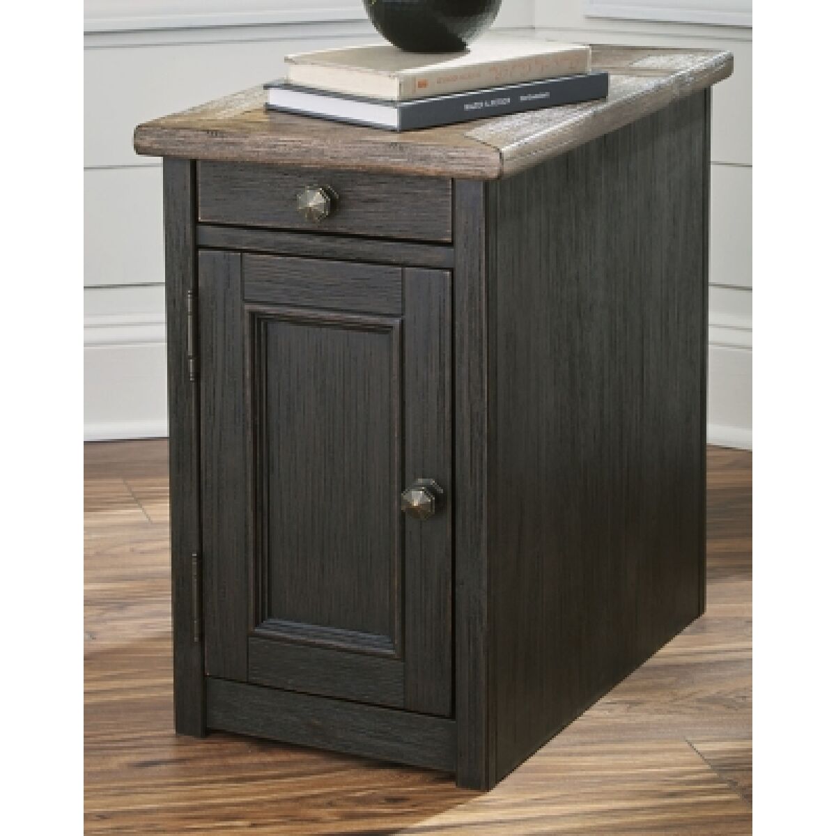 Tyler Creek Chairside End Table with USB Ports & Outlets - Image 3