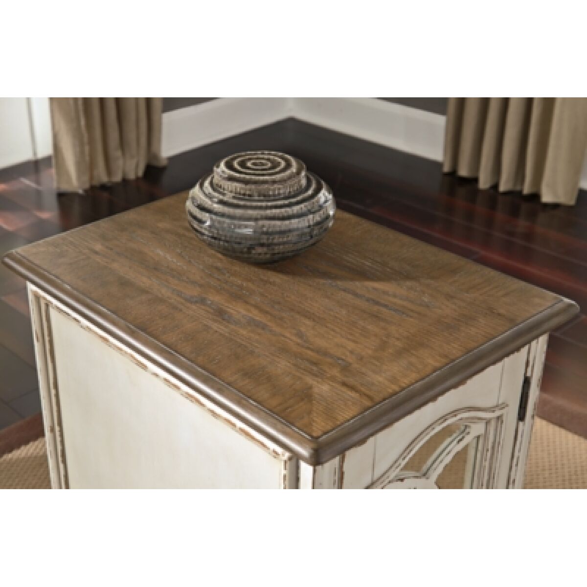 Realyn Chairside End Table - Image 9